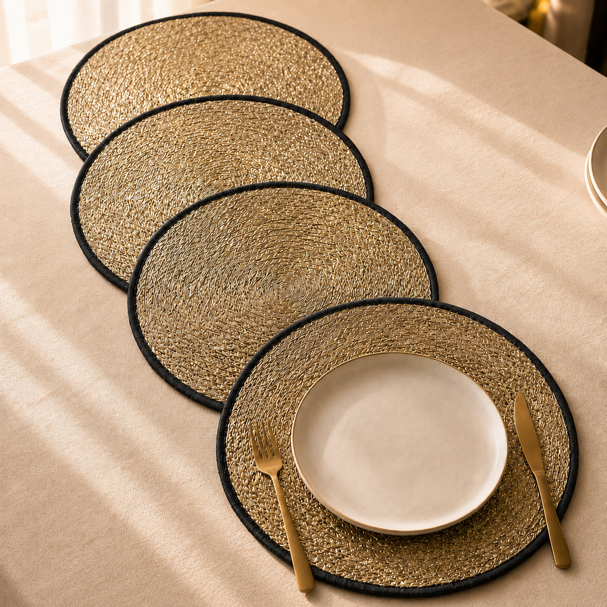 Spelt Shimmer Mats & Scalloped Napkins Set – Black